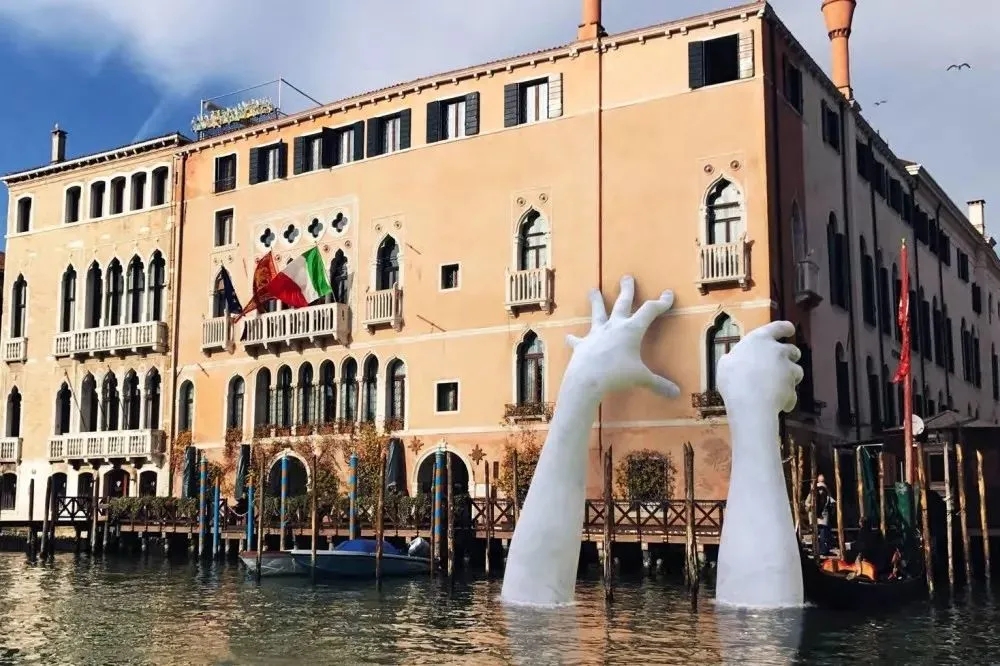 意大利雕塑家 Lorenzo Quinn 现代具象与抽象并存雕塑：用“手”撑起的世界~(图5)